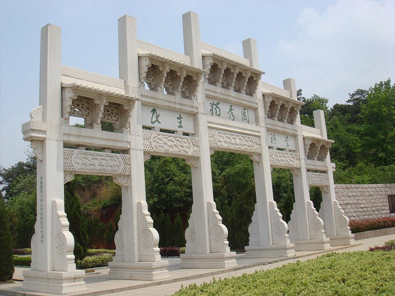 廣場(chǎng)石牌坊