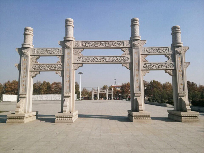 廣場沖天柱石牌坊