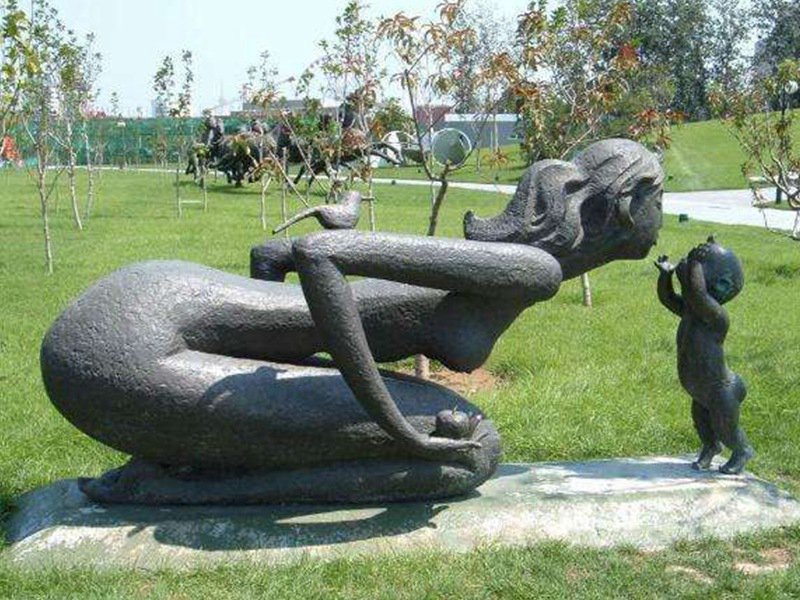 抽象人物母愛石雕像