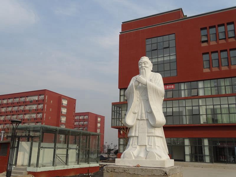 學校校園孔子像